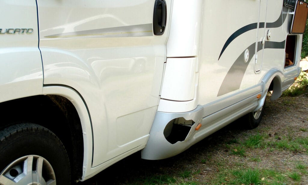 Sönderslagen plastkjol, en stor bit saknas. Det tog lång tid att få tag i en reservdel.