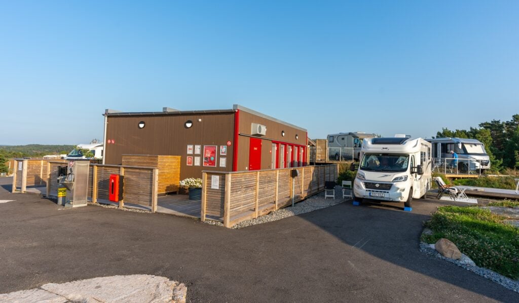 First Camp Strömstad, ett av tre servicehus.