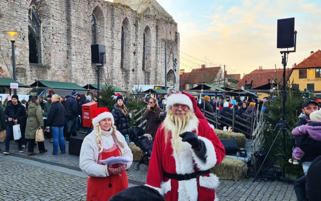 Tomtefar och tomtemor på Stora torget i Visby