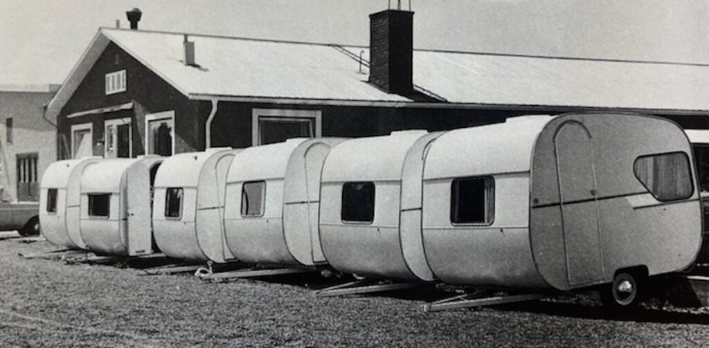 KABE första vagnar fyllde 40 år. Här ses halva dussinet av 64:or.