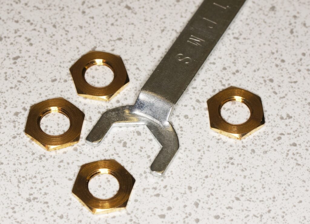 Däckstryckskontroll, låsmuttrar