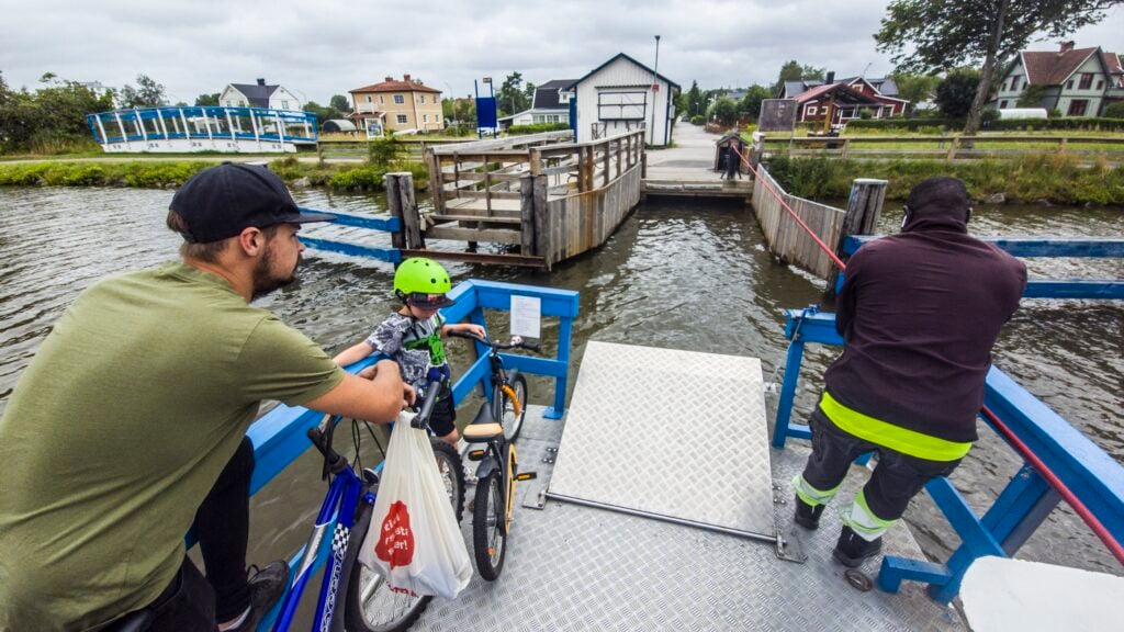 Cykel- och passagerarfärjan Lina i Töreboda 