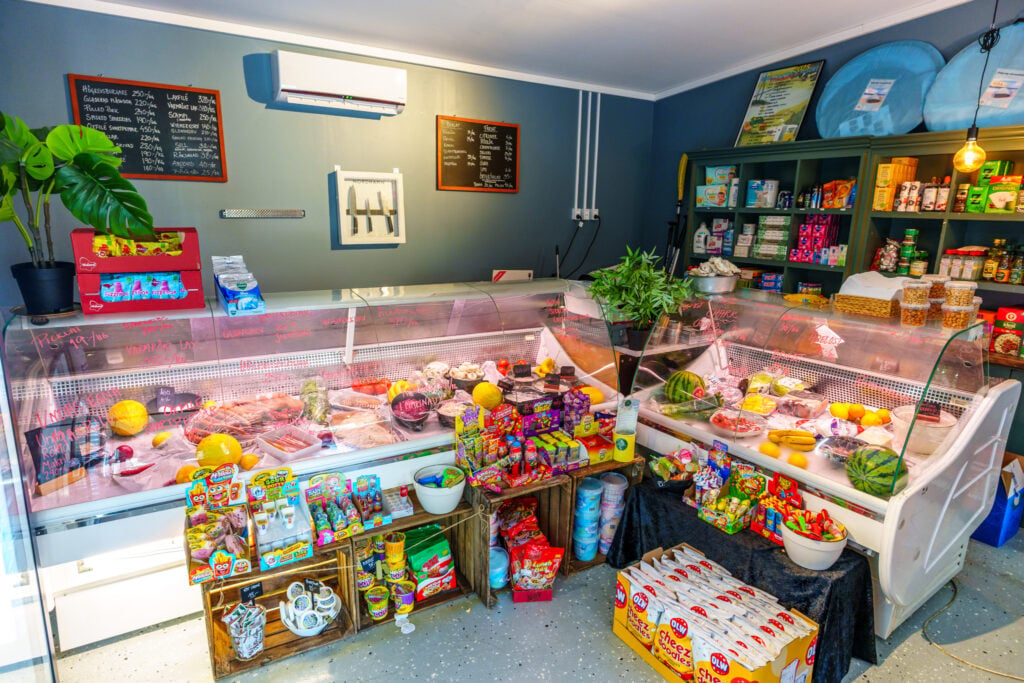 Unda Camping & Resort, butik med deli och godis