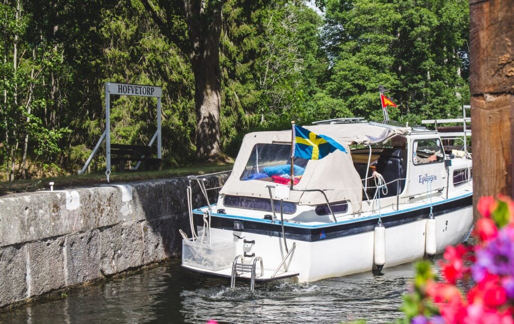 Kinda kanal, fritidsbåt vid Hofvetorps slussar.