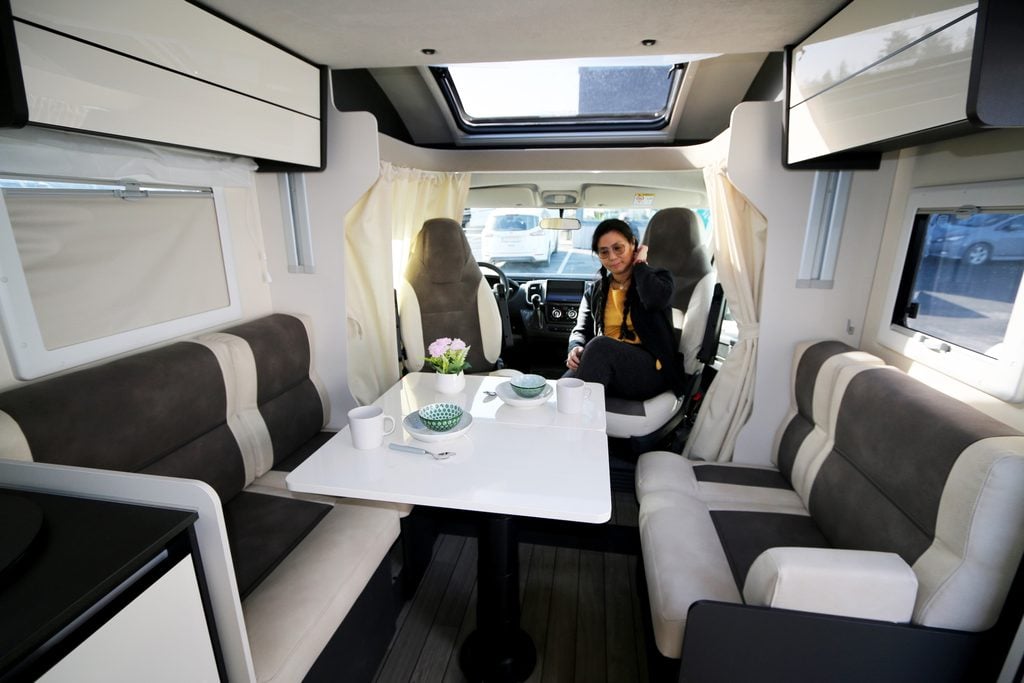 McLouis MC4 375, sittgruppen är face-to-face med sex sittplatser.