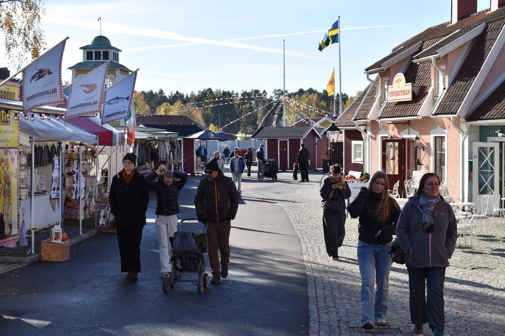 Folk promenerar i Astrid Lindgrens värld