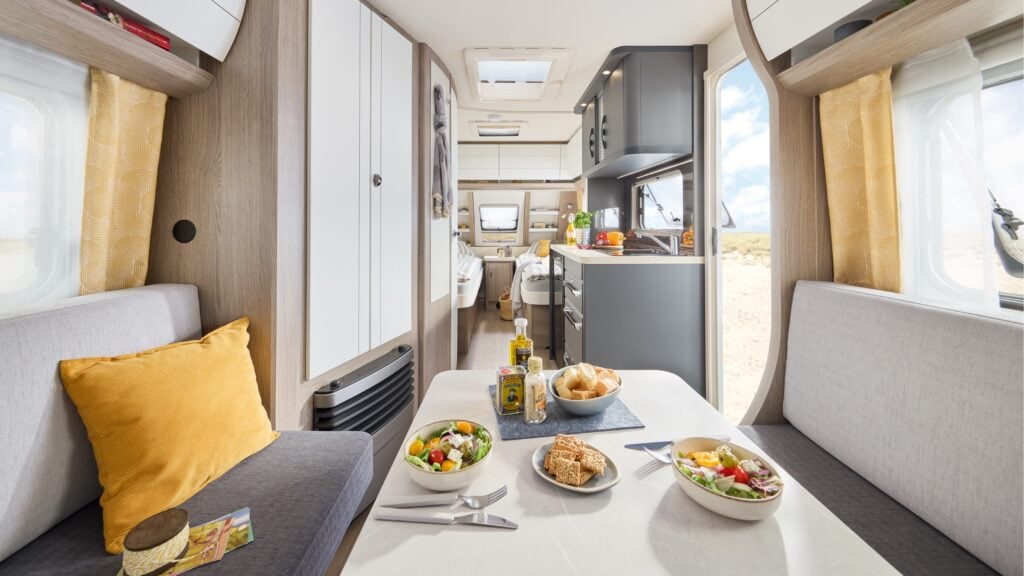 Hobby OnTour 460 DL - bild av hela interiören