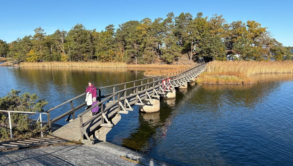 Gångbro över vattnet mot Korpaholmarna