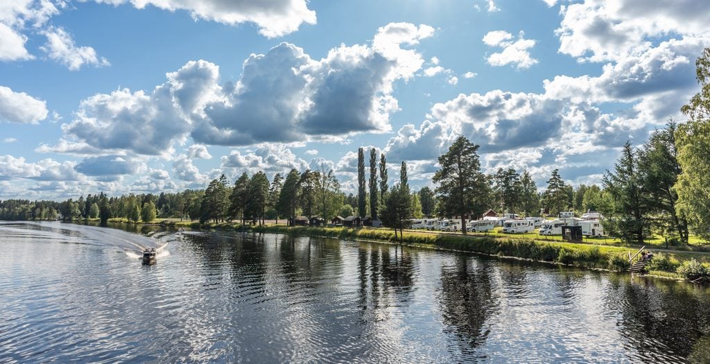 Vansbro camping, vy över camping och Västerdalälven